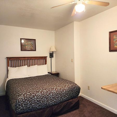 Canyon Motel Near Rocky Mountain National Park Хот-Сульфур-Спрінгз Екстер'єр фото